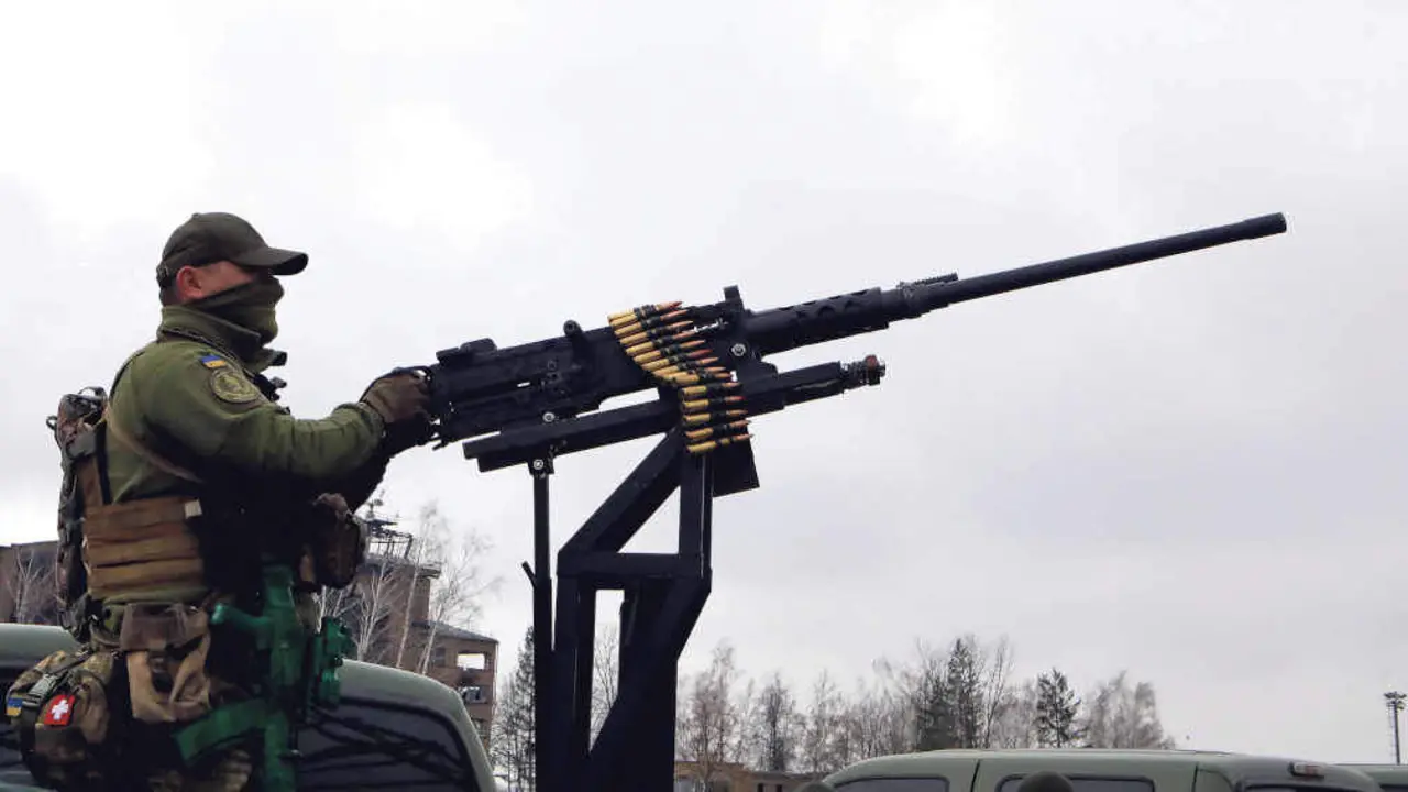 Un militar das Forzas Armadas de Ucra&iacute;na detr&aacute;s dunha ametralladora. (Foto: Volodymyr Tarasov)