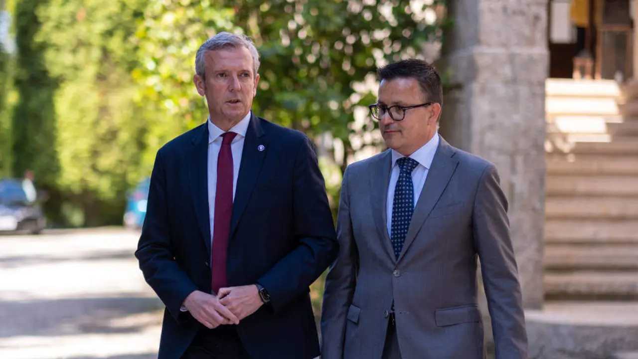 O presidente da Xunta, Alfonso Rueda, e o novo conselleiro de Emprego, Jos&eacute; Gonz&aacute;lez (Foto: Xunta da Galiza).
