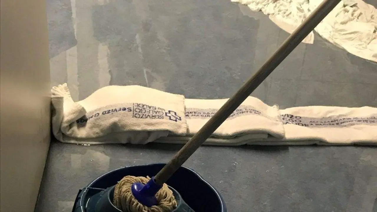 Toallas espalladas polo chan para tentar achicar a auga no Hula. (Foto: @papitolugo / Twitter)