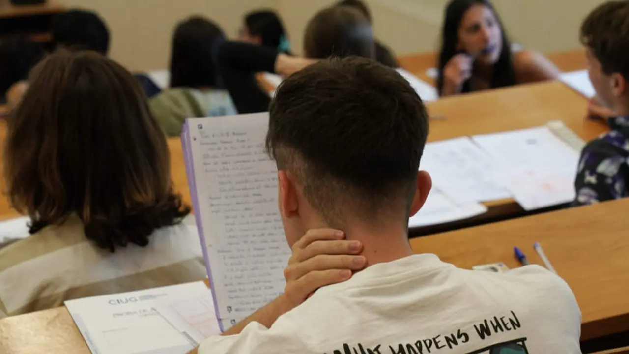 Un estudante repasa antes de realizar as pobras de acceso &aacute; universidade, na terza feira 6 de xu&ntilde;o en Compostela. (Foto: &Aacute;lvaro Ballesteros / Europa Press)