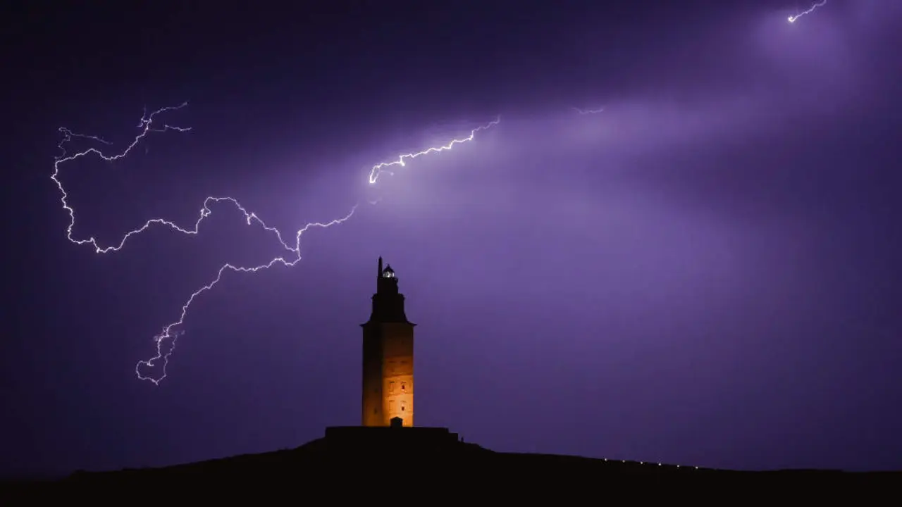 Raio sobre a Torre de H&eacute;rcules, na Coru&ntilde;a. (Foto: M. Dylan / Europa Press)