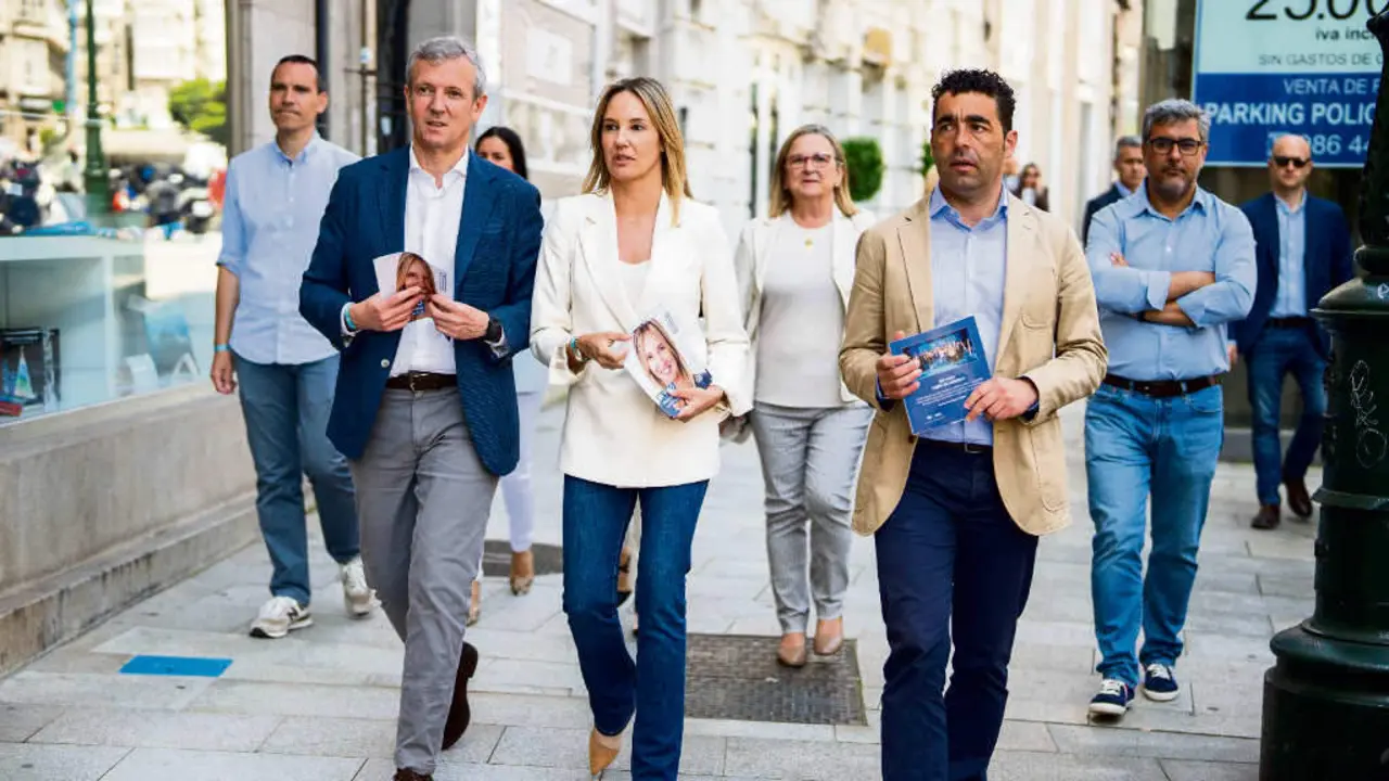 Marta Fern&aacute;ndez-Tapias, Alfonso Rueda e Lu&iacute;s L&oacute;pez no acto de fechamento de campa&ntilde;a das elecci&oacute;ns locais en Vigo. (Foto: N&oacute;s Diario)