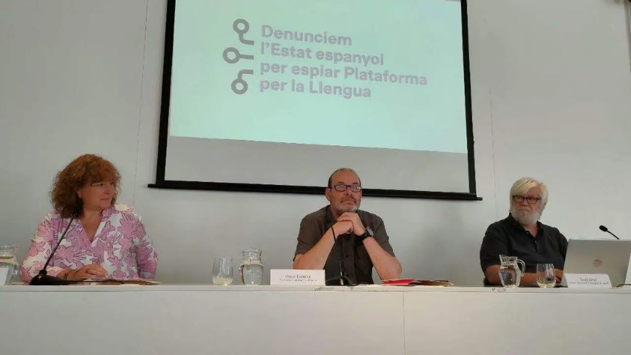 Rolda de prensa de Plataforma per la Llengua. (Foto: VilaWeb)
