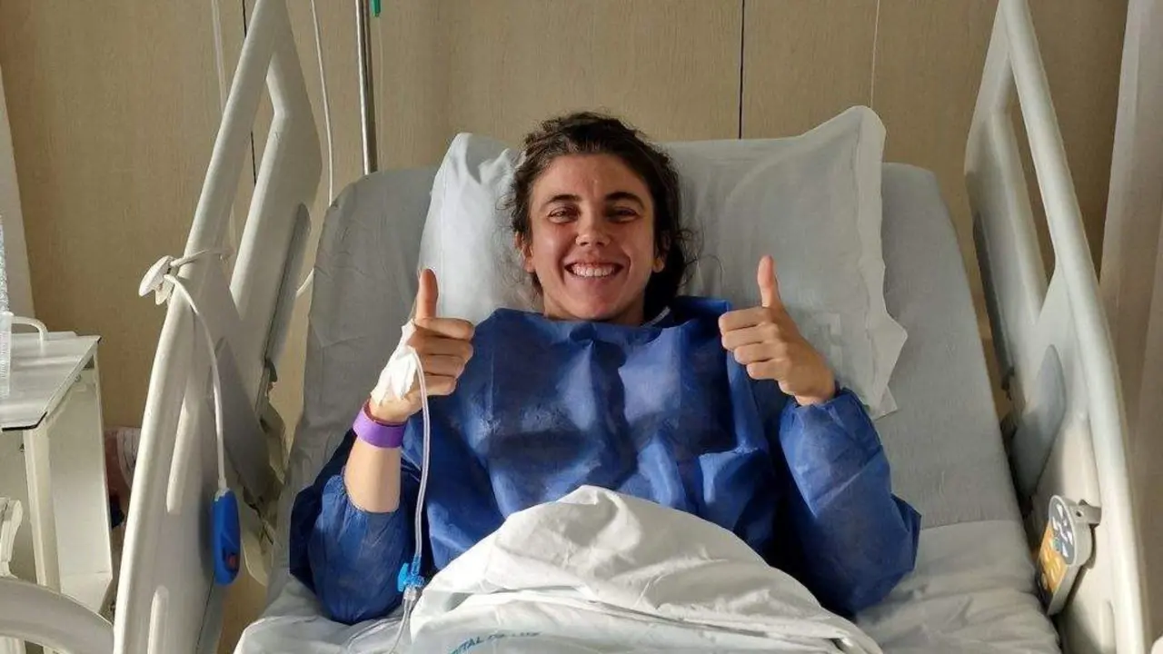 Pauleta, unha das grandes 'cracks' galegas, posa despois de ser operada para reparar o cruzado. (Foto: Paula Dom&iacute;nguez),