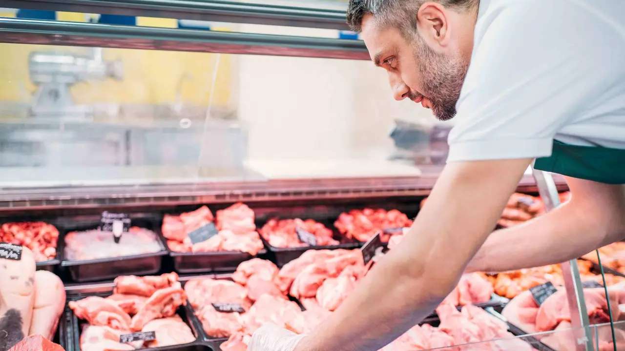 Traballador nunha carnicer&iacute;a (Foto: Lightfield Studios).