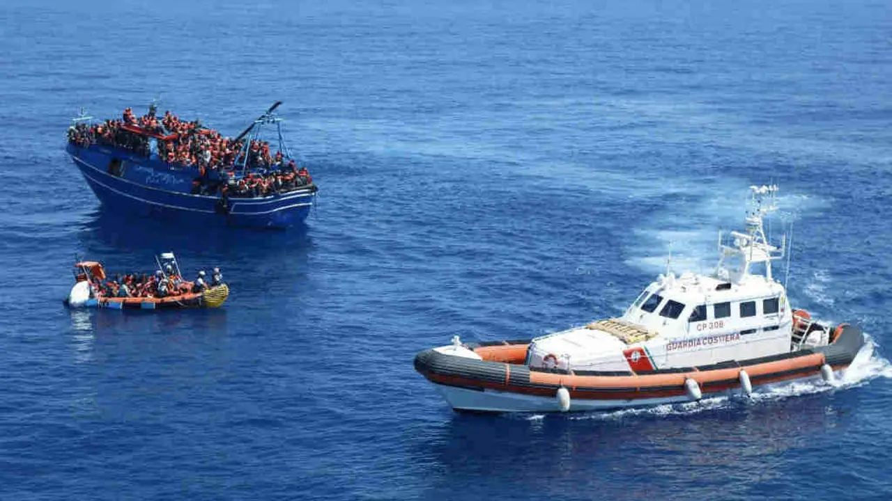 Rescate de M&eacute;dicos Sen Fronteiras e a Garda Costeira italiana dun grupo de persoas no mar Mediterr&aacute;neo a finais de maio de 2023. (Foto: M&eacute;dicos Sen Fronteiras)