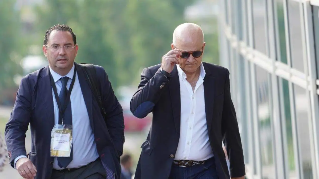 Chegada de Andr&eacute;s Cortabitarte, exculpado finalmente pola Fiscal&iacute;a, &aacute;s dependencias da Cidade da Cultura habilitadas para unha das sesi&oacute;ns do xu&iacute;zo do Alvia. (Foto: &Aacute;lvaro Ballesteros / Europa Press)
