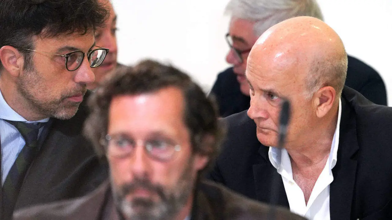 O ex director de Seguridade na circulaci&oacute;n de Adif, Andr&eacute;s Cortabitarte (&aacute; dereita), durante unha xornada do xu&iacute;zo do accidente ferroviario do Alvia, en Santiago de Compostela. (Foto: &Aacute;lvaro Ballesteros / Europa Press)