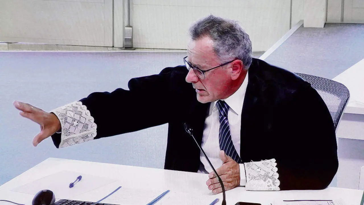 O fiscal Mario Pi&ntilde;eiro presentando as s&uacute;as conclusi&oacute;ns na sesi&oacute;n desta cuarta feira do xu&iacute;zo do Alvia. (Foto: N&oacute;s Diario)