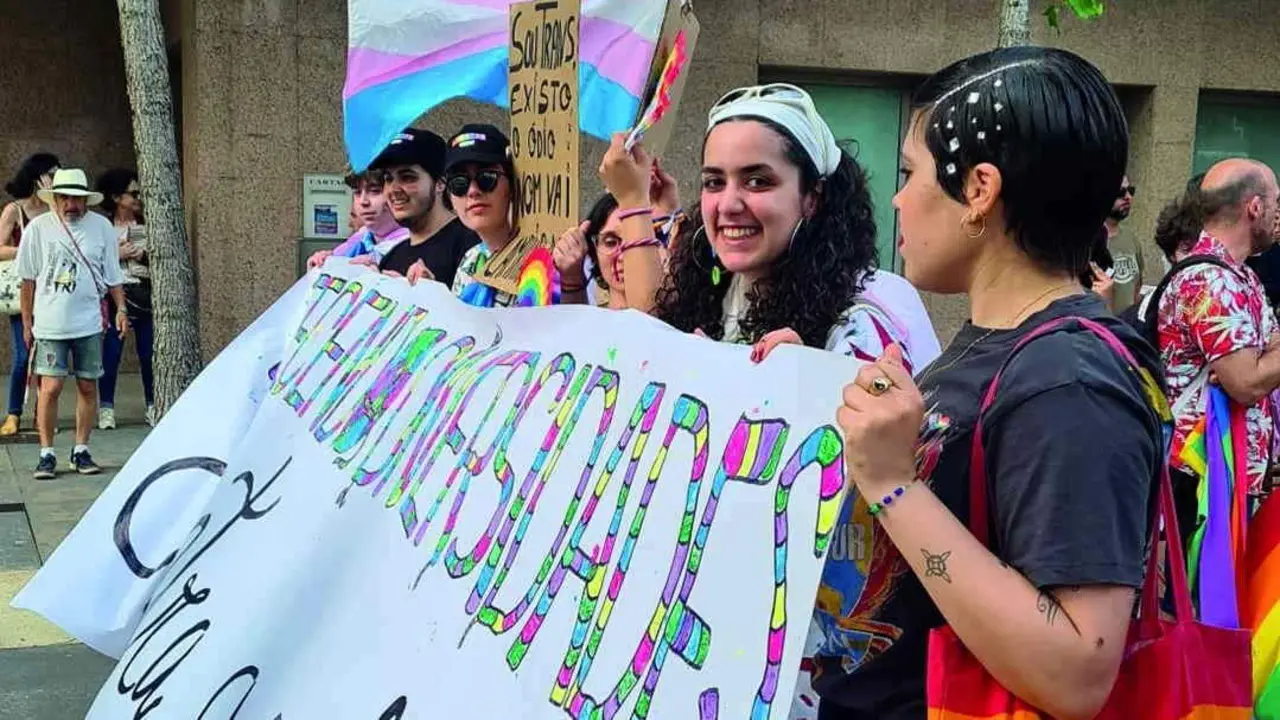 Integrantes do colectivo Arelas, asociaci&oacute;n de familias de menores e mocidade trans da Galiza, no Orgullo 2023 en Pontevedra.