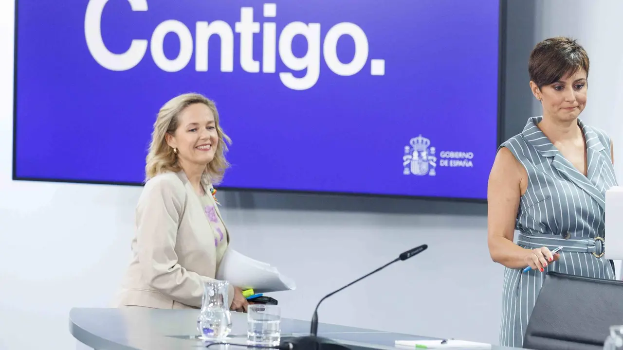 A ministra espa&ntilde;ola de Asuntos Econ&oacute;mico, Nadia Calvi&ntilde;o, e a ministra portavoz, Isabel Rodr&iacute;guez, esta terza feira en rolda de prensa.
