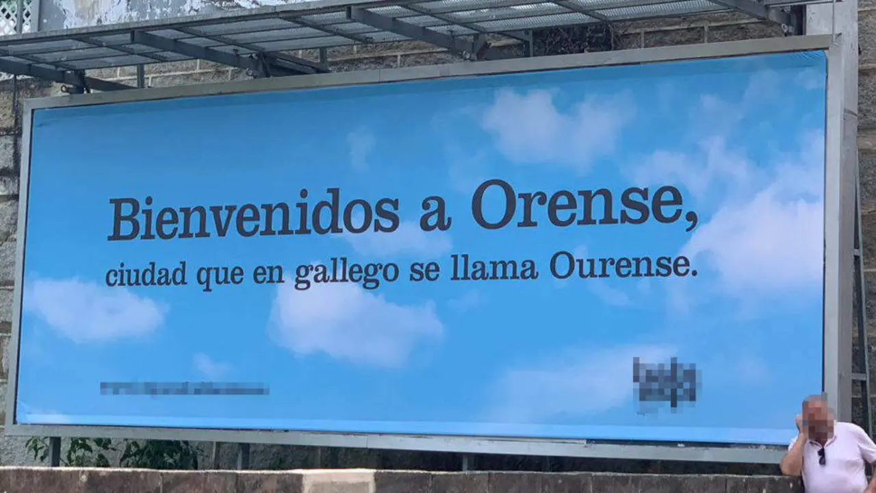 Valado publicitario instalado pola asociaci&oacute;n ultraespa&ntilde;olista Hablamos Espa&ntilde;ol en Ourense. (Foto: A Mesa)