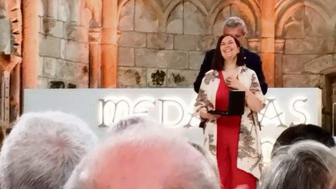 Ledicia Costas recibindo a Medalla Castelao. (Foto: Xerais)