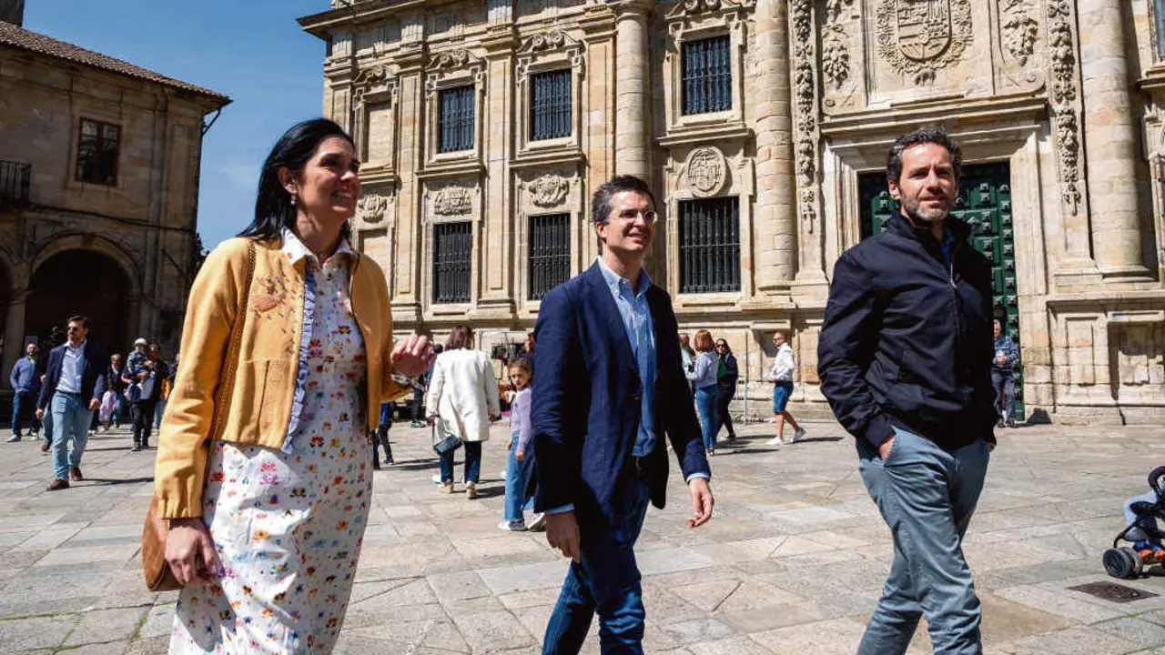 Borja Verea, no centro, xunto a Paula Prado e Borja S&eacute;mper en Compostela durante a campa&ntilde;a das elecci&oacute;ns municipais. (Foto: Arxina)
