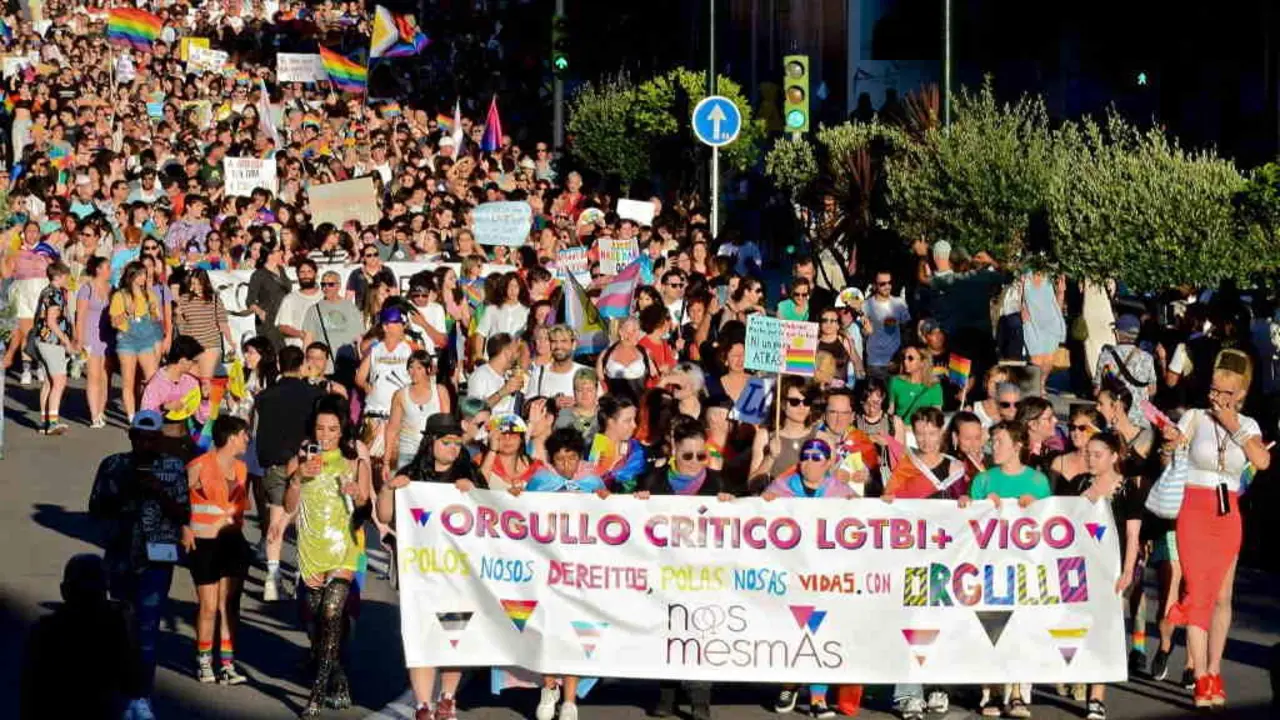 Centos de persoas polas r&iacute;uas de Vigo en defensa dos dereitos LGBT+ no ano 2023. (Foto: N&oacute;s Diario).
