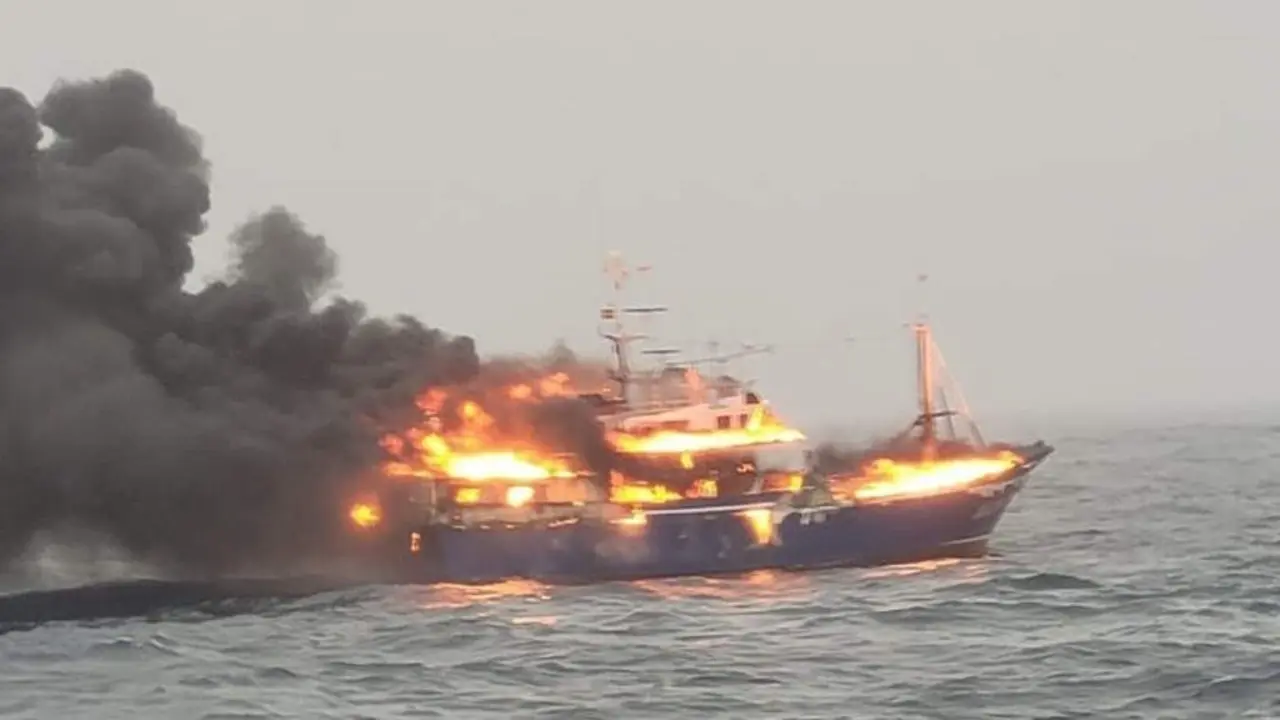 Incendio do 'Novo San Xo&aacute;n' en augas do Gran Sol. (Foto: Porto de Burela)