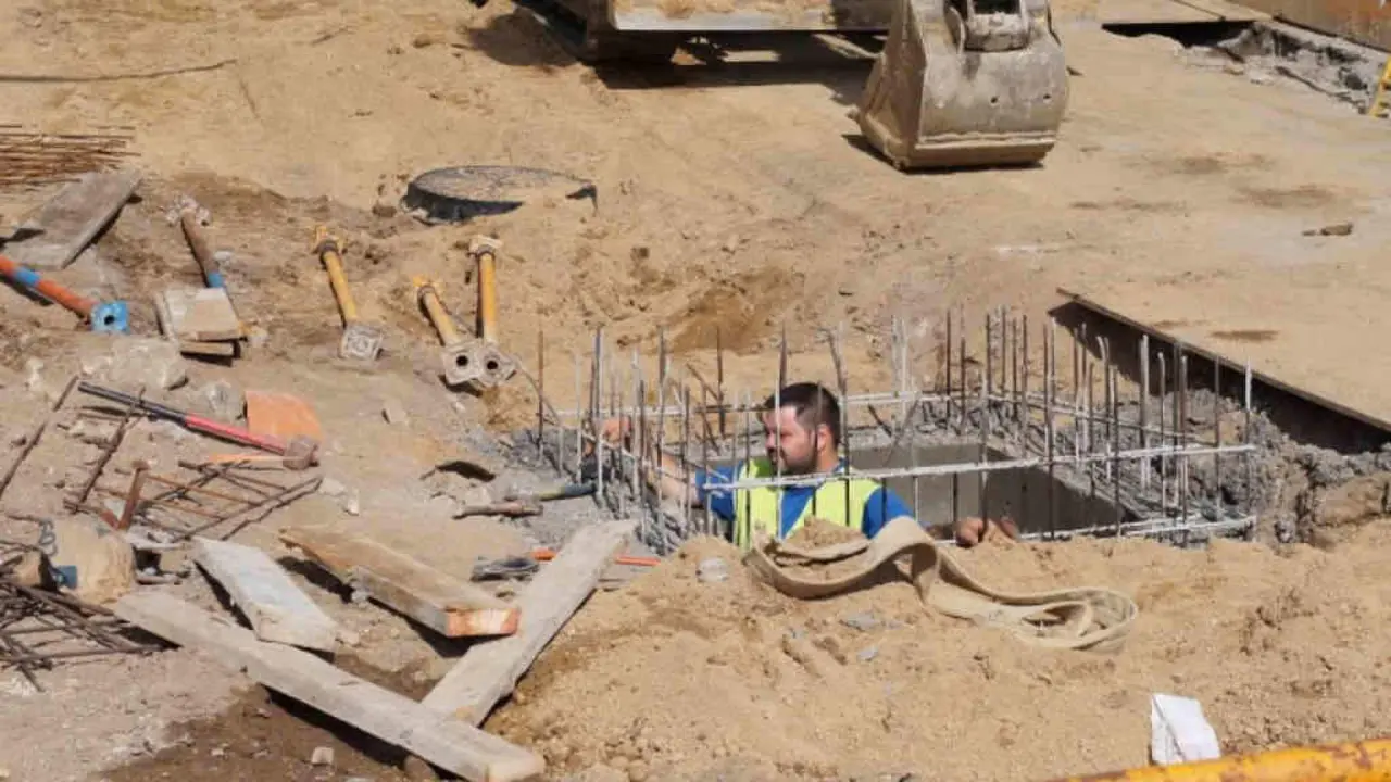 Un operario da construci&oacute;n traballando nun d&iacute;a solleiro nunha obra na cidade de Vigo (Foto: N&oacute;s Diario).