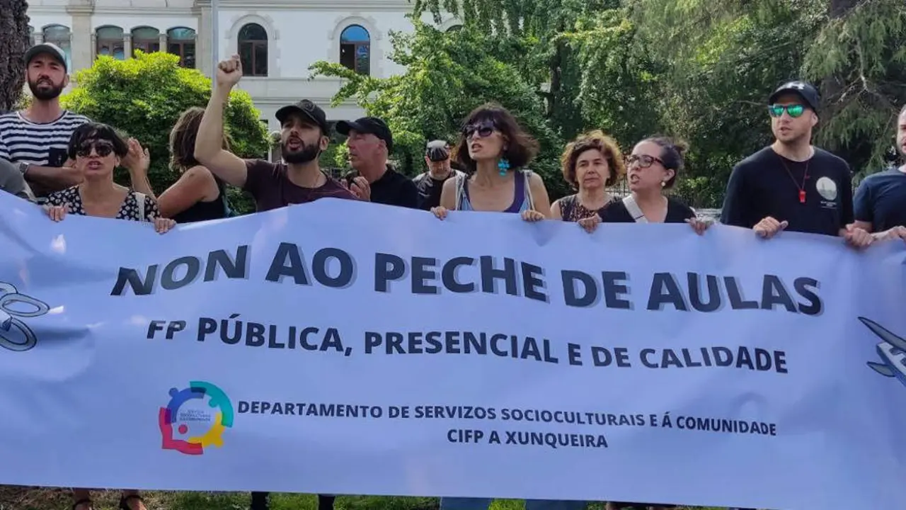 Concentraci&oacute;n ante a sede da Xunta en Compostela en defensa do mantemento da presencialidade na FP, o pasado 27 de xu&ntilde;o. (Foto: N&oacute;s Diario)