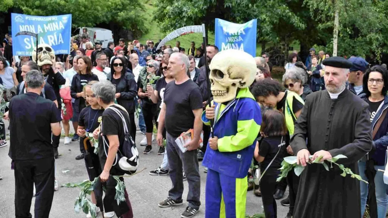 Nova manifestaci&oacute;n contra a mina de San Finx en Lousame. (Foto: Europa Press)