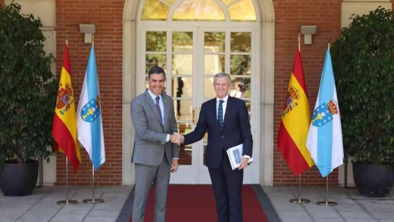Pedro S&aacute;nchez e Alfonso Rueda, o pasado ver&aacute;n, na primeira reuni&oacute;n entre ambos os mandatarios. (Foto: Europa Press)