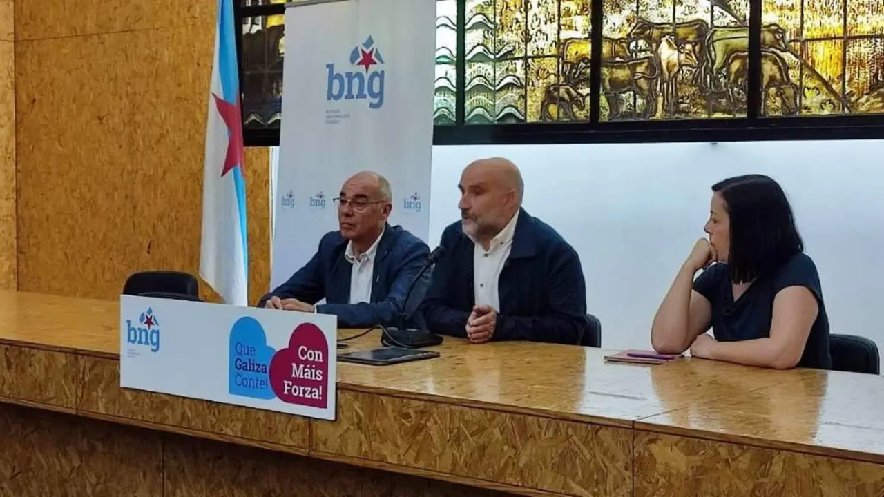 N&eacute;stor Rego, no centro, no acto de hoxe na Coru&ntilde;a. (Foto: N&oacute;s Diario)