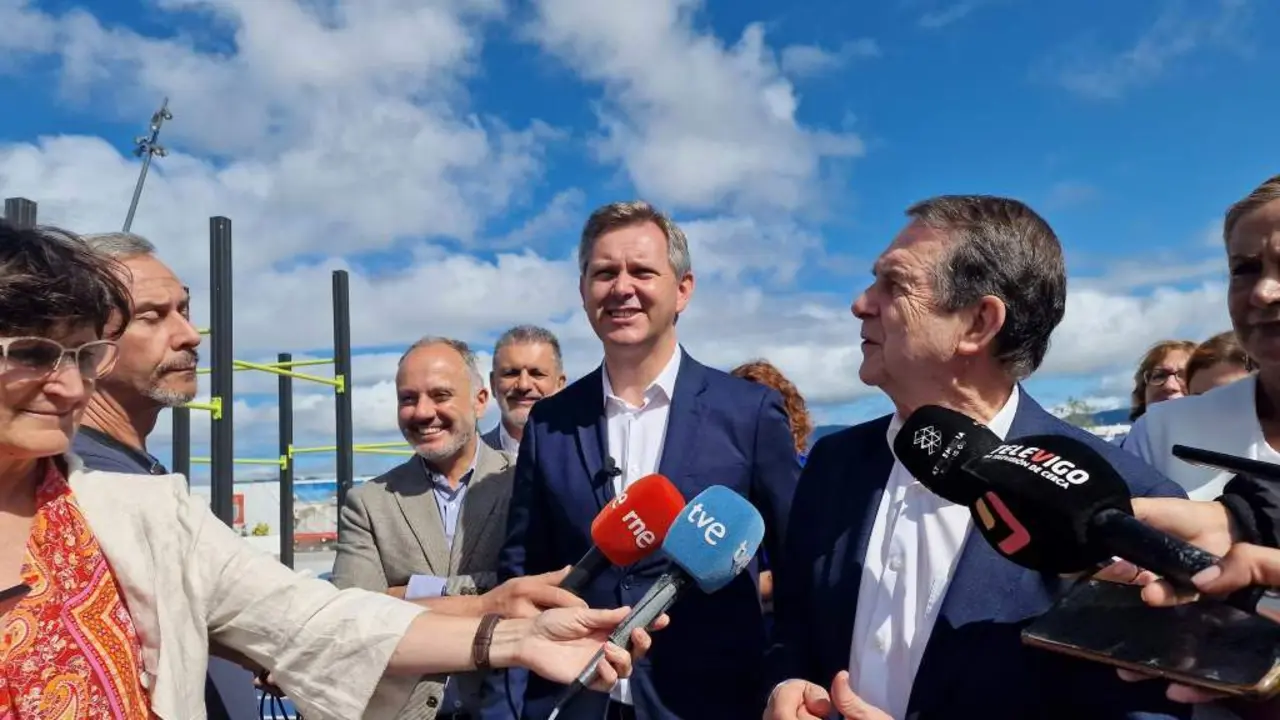 David Regades, Jos&eacute; Mi&ntilde;&oacute;ns e Abel Caballero, hoxe, en Vigo. (Foto: Pedro Davila / Europa Press)