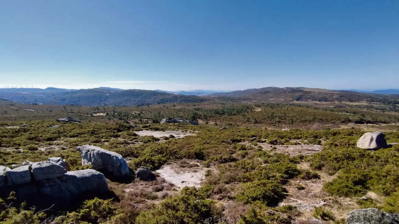 Serra do Su&iacute;do desde o Coto Tendal. (Foto: Adela Leiro, Mon Daporta, Xan Colazo)