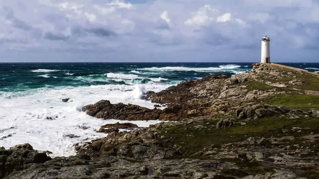 As ondas rompen nos gran&iacute;ticos cant&iacute;s da contorna do faro do Roncudo (Ponteceso, Berganti&ntilde;os) (Foto: O Cami&ntilde;o dos Faros)