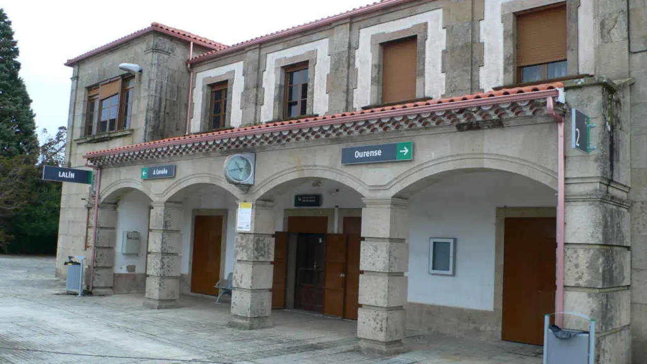 Vista exterior da estaci&oacute;n de trens de Lal&iacute;n (Foto: N&oacute;s Diario).