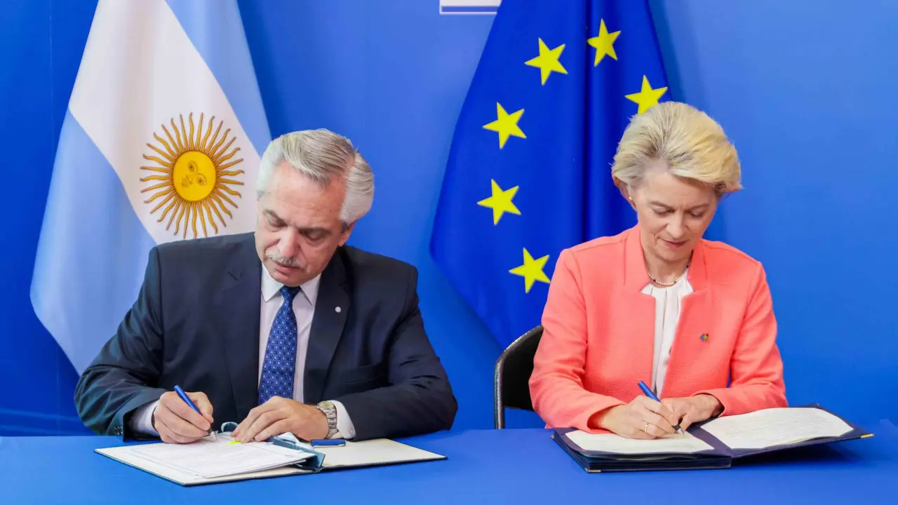 Fern&aacute;ndez e Von der Leyen asinan o acordo Arxentina-UE, esta segunda feira (Foto: Esteban Collazo / Presidencia Arxentina / DPA).