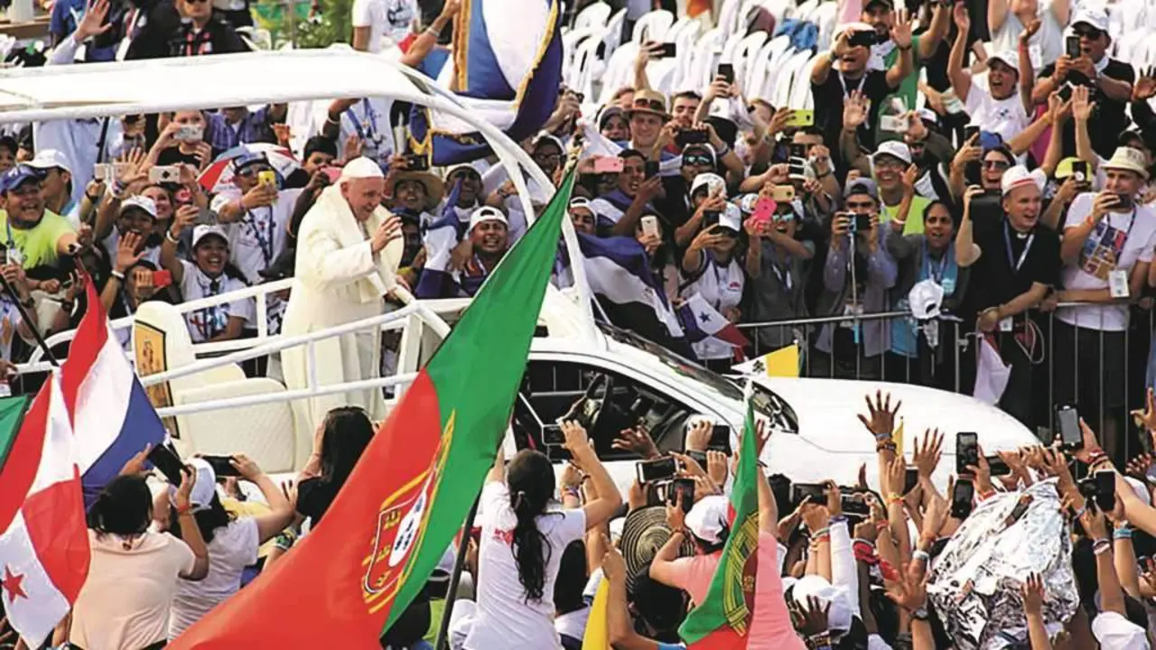 O Papa Francisco sa&uacute;da a multitude durante as Jornadas Mundiais da Juventude de 2022. (Foto: Diocese de Set&uacute;bal)