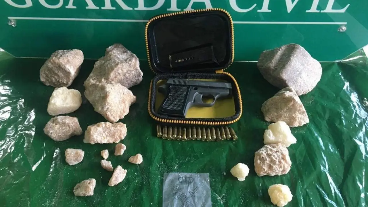 A droga e a pistola intervida pola Garda Civil (Foto: Garda Civil),