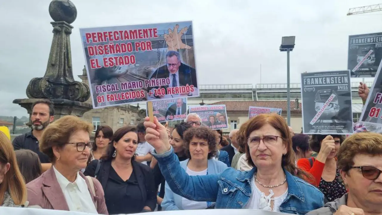 Protesta das v&iacute;timas do Alvia na estaci&oacute;n de Santiago. (Foto: N&oacute;s Diario)