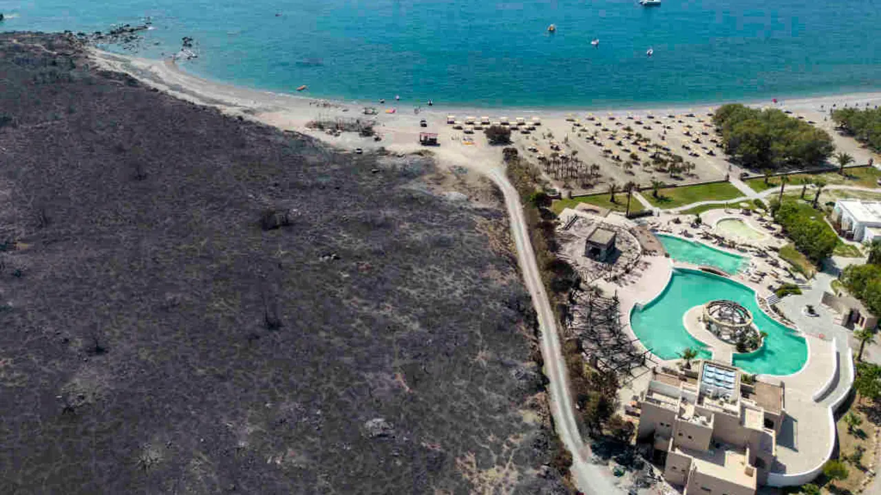 As lapas alcanzaron a localidade de Kiotari, na illa grega de Rodas, a cuarta feira. (Foto: Christoph Reichwein / DPA)