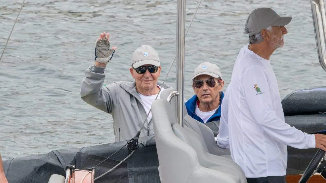 Juan Carlos de Borb&oacute;n e Pedro Campos en Sanxenxo a bordo do 'Brib&oacute;n' (Foto: Jos&eacute; Oliva / Europa Press).