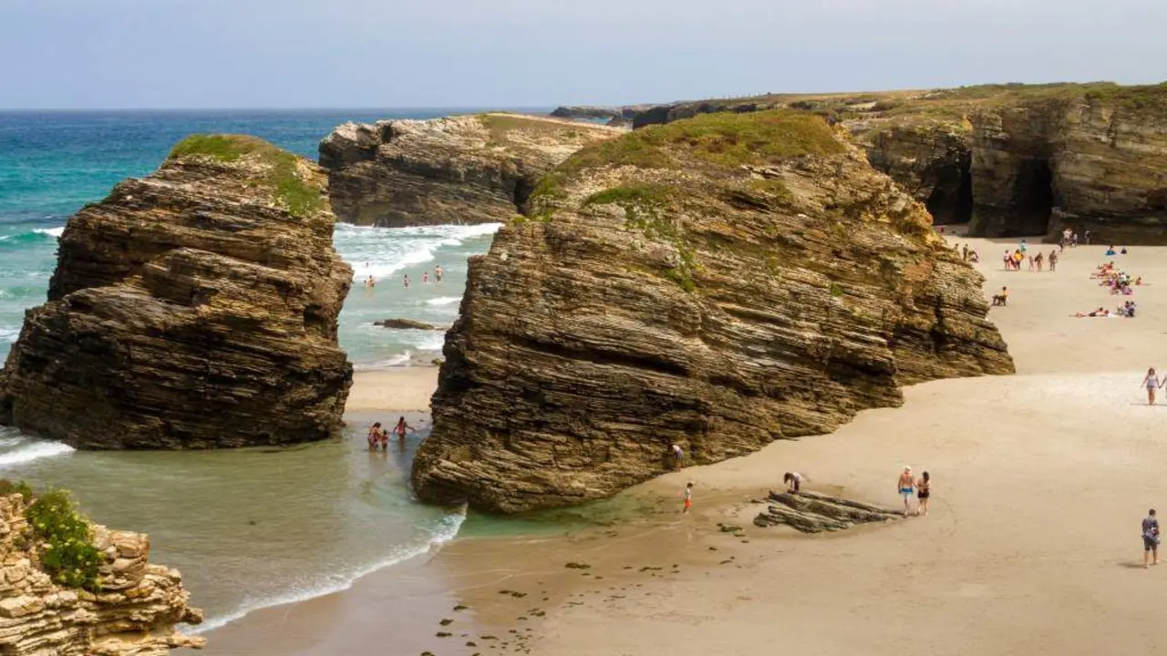 Lugoslavo &eacute; un xentilicio humor&iacute;stico que utilizan na Mari&ntilde;a para se referiren aos veraneantes de Lugo. Na imaxe, a praia das Catedrais de Ribadeo. (Foto: Alessandro Calzolaro)