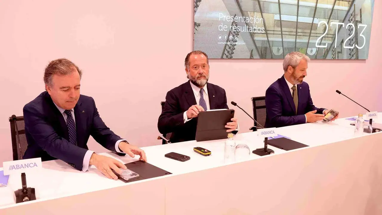 O conselleiro delegado de Abanca, Francisco Botas, o presidente, Juan Carlos Escotet e o director xeral financeiro, Alberto de Francisco, esta sexta feira (Foto: Arxina).