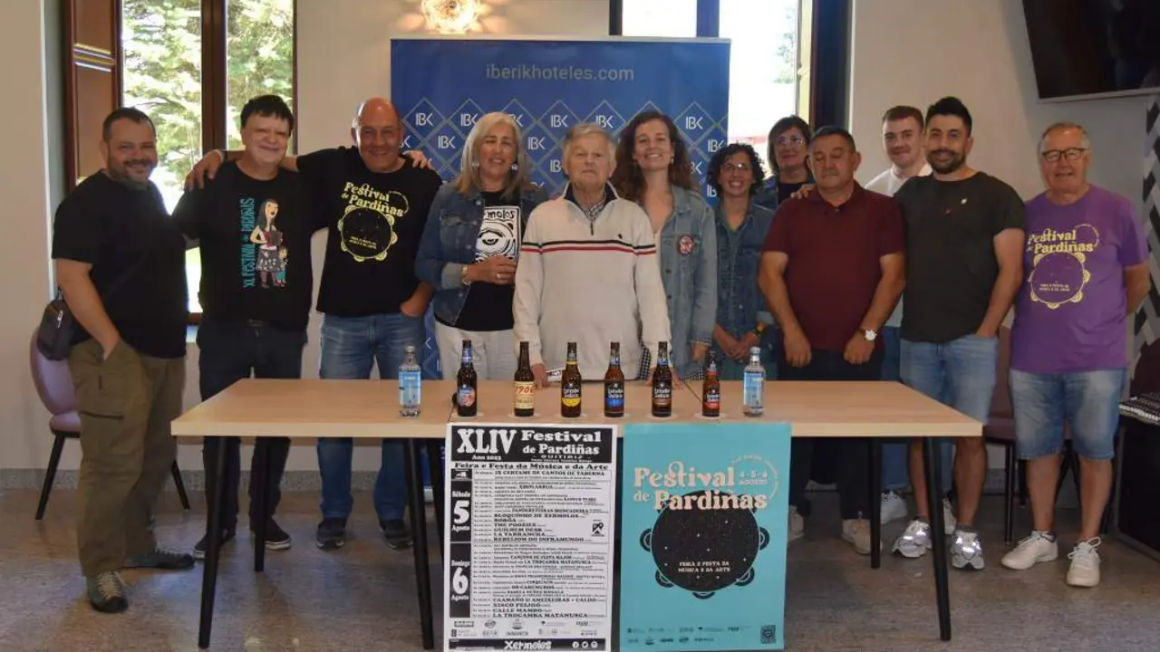 Presentaci&oacute;n do Festival, onte, no balneario de Guitiriz.