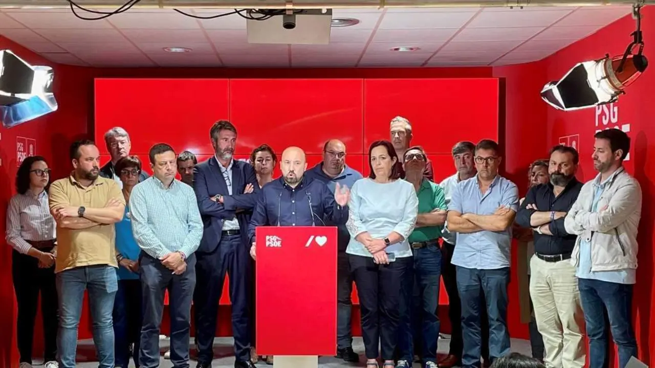 Rolda de prensa do secretario de Organizaci&oacute;n do PSdeG, Jos&eacute; Manuel Laxe, e o presidente da Fegamp, Alberto Varela, acompa&ntilde;ados de alcaldes e alcaldesas socialistas a comezos do mes de agosto (Foto: Europa Press)