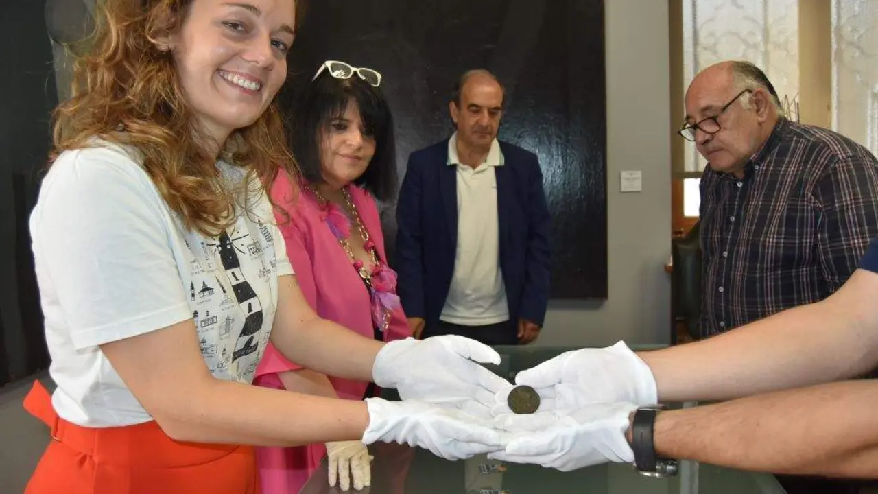 A deputada de Cultura, Iria Castro, recepcionando a moeda.