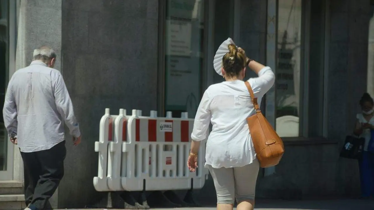 Persoas cami&ntilde;ando pola cidade de Ourense durante a vaga de calor. (Foto: Rosa Veiga / Europa Press)