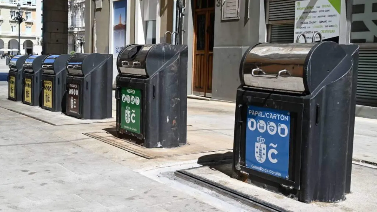 Colectores para a clasificaci&oacute;n dos residuos nunha r&uacute;a da Coru&ntilde;a. (Foto: Richard Villalon).