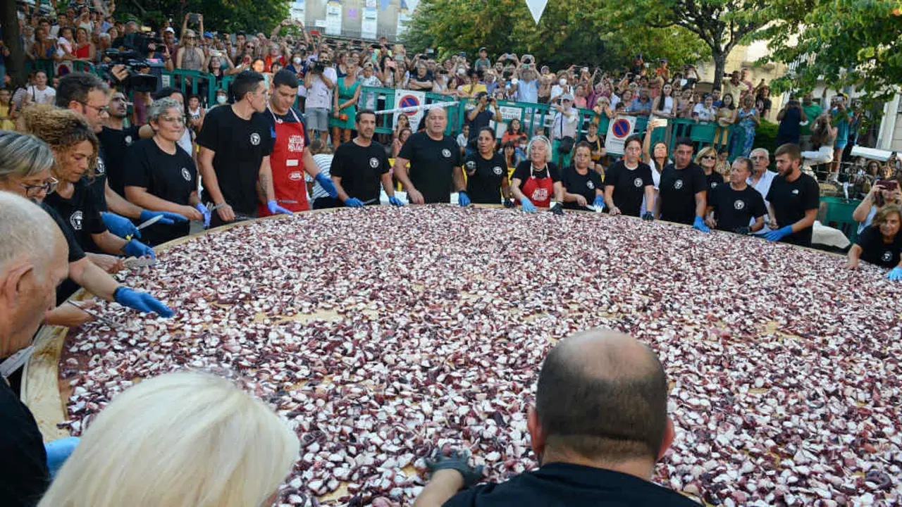 A xigante tapa de polbo de 2022 feita no Carballi&ntilde;o (Foto: Rosa Veiga / Europa Press).