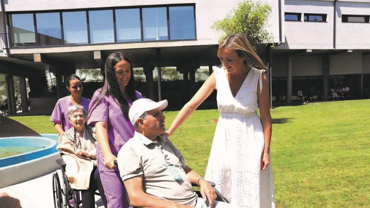 A conselleira Fabiola Garc&iacute;a nunha visita a unha residencia (Foto: Xunta da Galiza).