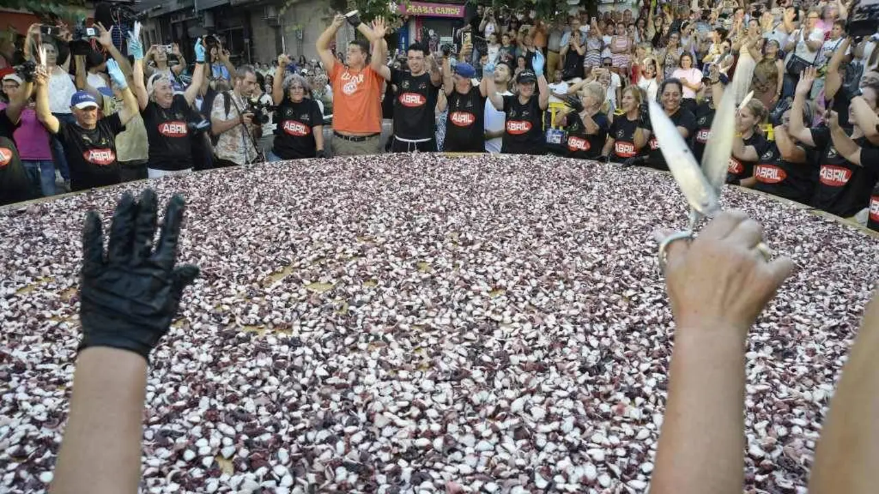 A tapa de polbo supera en 65 quilos a da pasada edici&oacute;n. (Foto: Rosa Veiga / Europa Press)