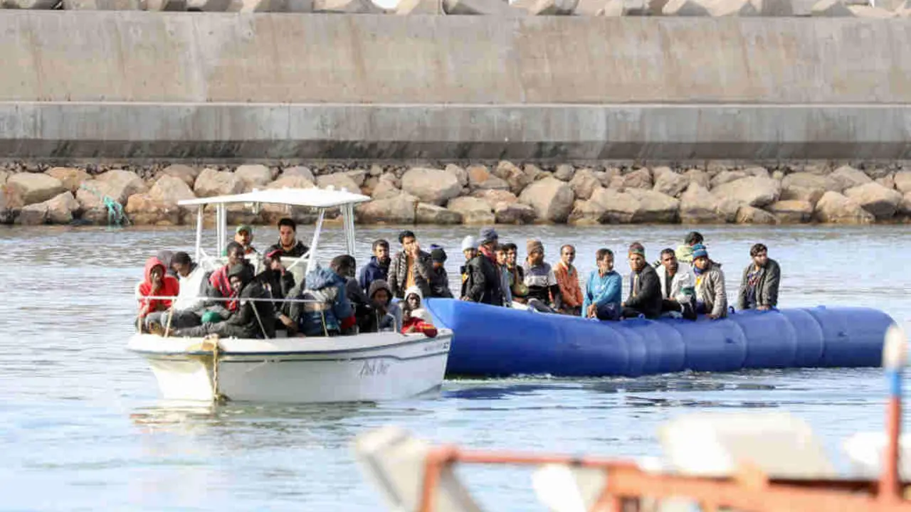 Persoas migrantes interceptadas en Garabouli, Libia, en abril deste ano. (Foto: Hamza Turkia / Xinhua News)