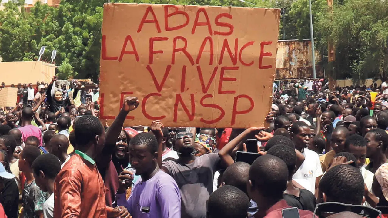 "Abaixo Francia, viva o CNSP", proclamaban manifestantes durante unha marcha en Niamey o pasado 30 de xullo (Foto: Djibo Issifou).