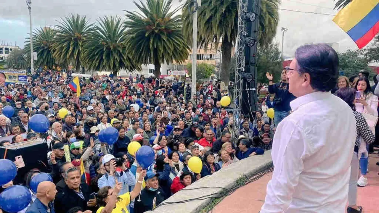 Fernando Villavicencio, candidato asasinado no Ecuador, nunha intervenci&oacute;n na campa&ntilde;a electoral para as presidenciais. (Foto: Movemento Constr&uacute;e)