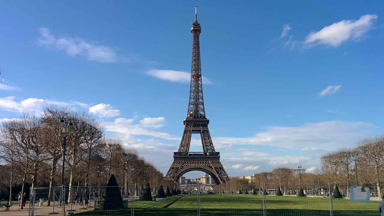 A torre Eiffel, en Par&iacute;s (Foto: Rodelar).