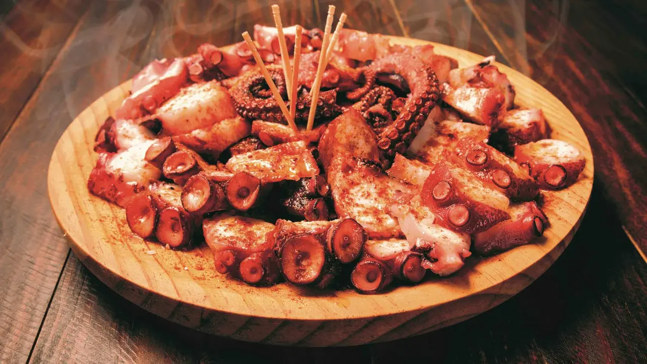 O polbo &aacute; feira &eacute; unha das receitas m&aacute;is co&ntilde;ecidas e celebradas da gastronom&iacute;a galega (Foto: Sergio Mart&iacute;nez).